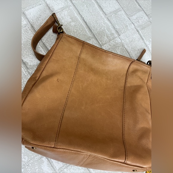Elegant Tan Leather Shoulder Bag - Picture 8 of 10